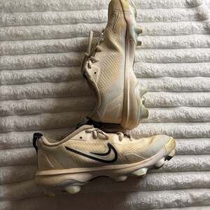 Nike Alpha Menace Varsity 3 Football Cleats - Tan/Cream - youth 3.5